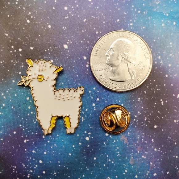 Cute Llama Enamel Pin - Picture 2 of 3